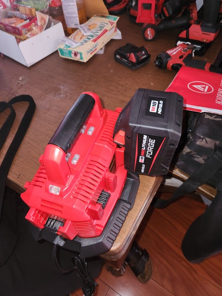 Milwaukee M18 6-Batteries Sequential Charger W/12h Forge Battery New. Firm Price/precio Firme🛑