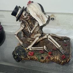 Love Never Dies Castaway Wedding Skeleton Couple Kissing Statue 3.75"H
