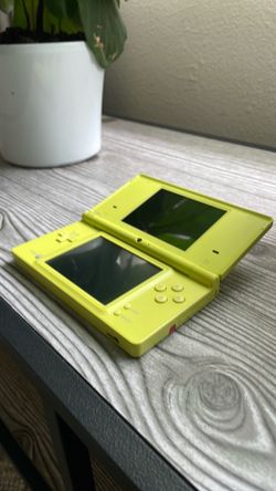 Lightly Used  nintendo ds i in lime green with charger