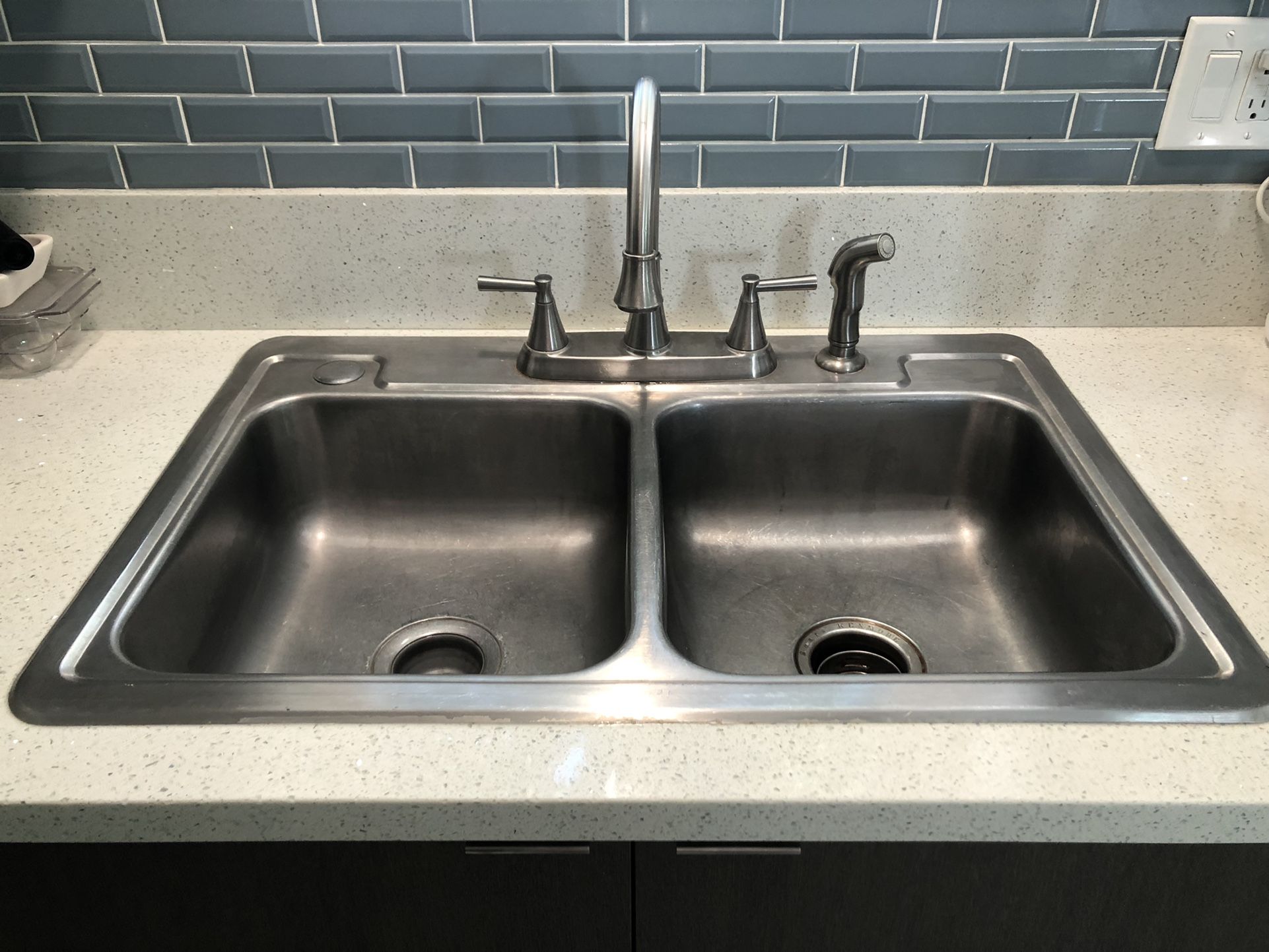 Kitchen Sink With Faucet And Hose