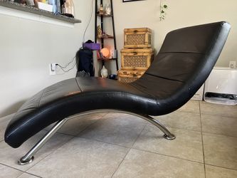 Black Leather Lounge Chair