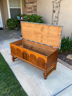 ANTIQUE CEDAR HOPE CHEST / BENCH / TOY CHEST (CIRCA 30’S / 40’S) 45”LX19”WX 23”H