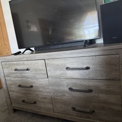 Modern 6-Drawer Dresser – Great Condition