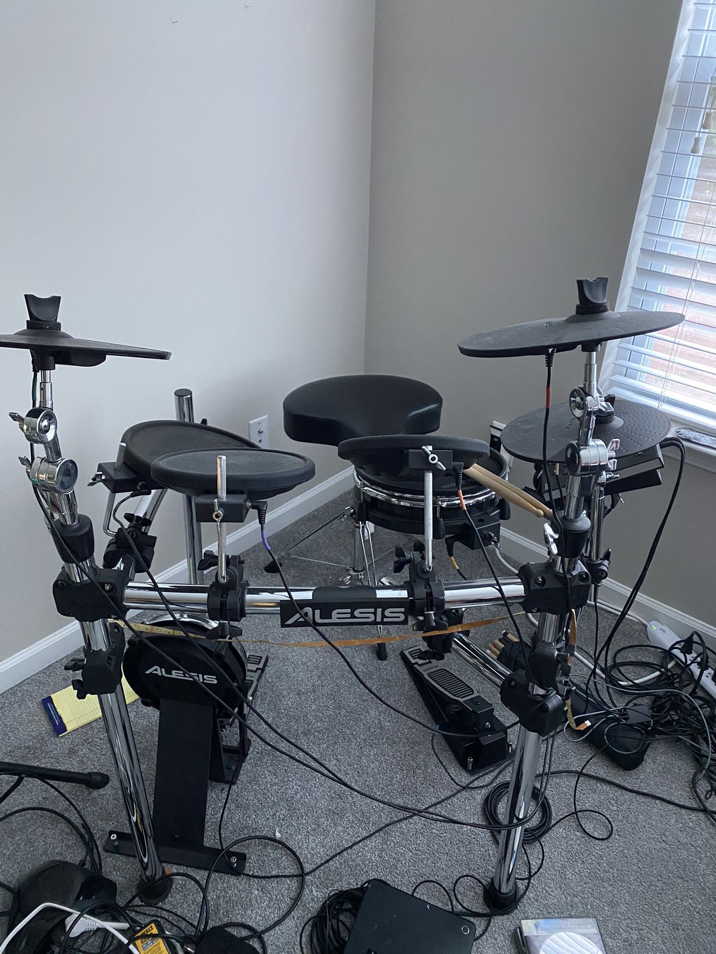 Alesis electric Electric drums Set & Roland Monitor