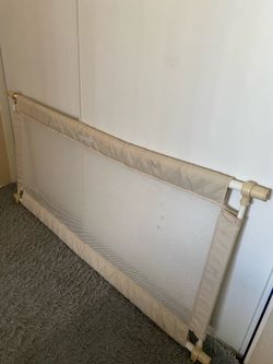 Pressure mounted gate