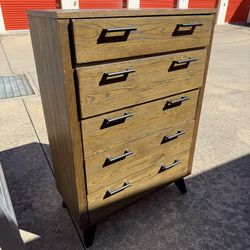 Havertys Mid-Century Modern 5-Drawer Dresser – Solid & Stylish