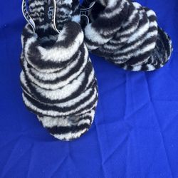 UGG slippers Size 4 