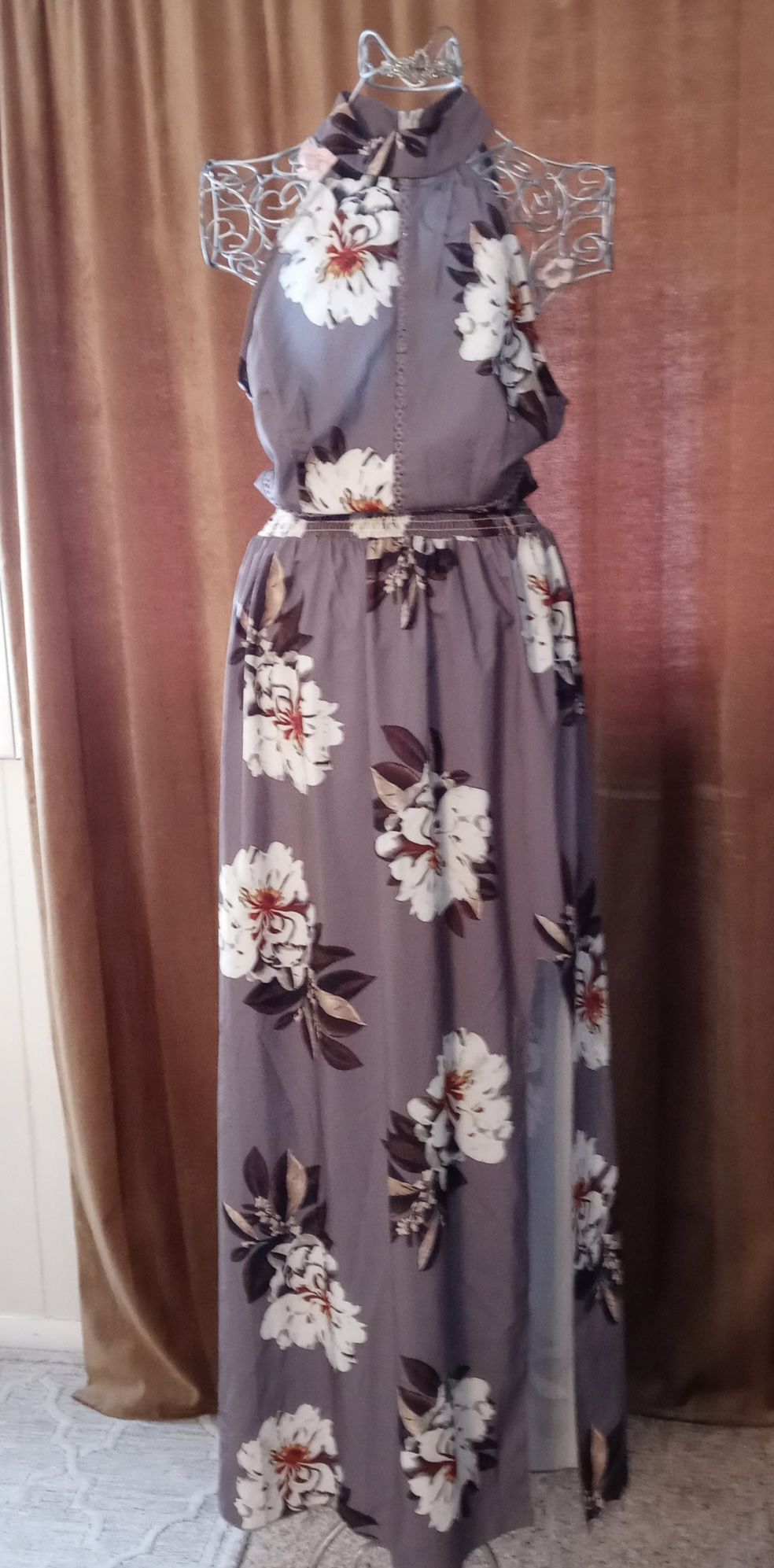 Dress Long floral dress with opening in the front. Size 4-6