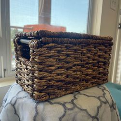 Woven rattan storage basket with lid -brown