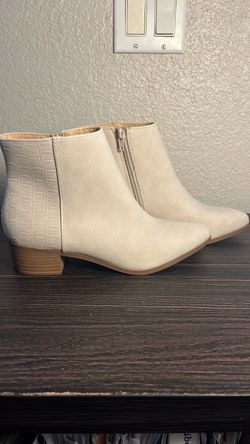 City Classified White Block Heel Ankle Boots - Size 8.5