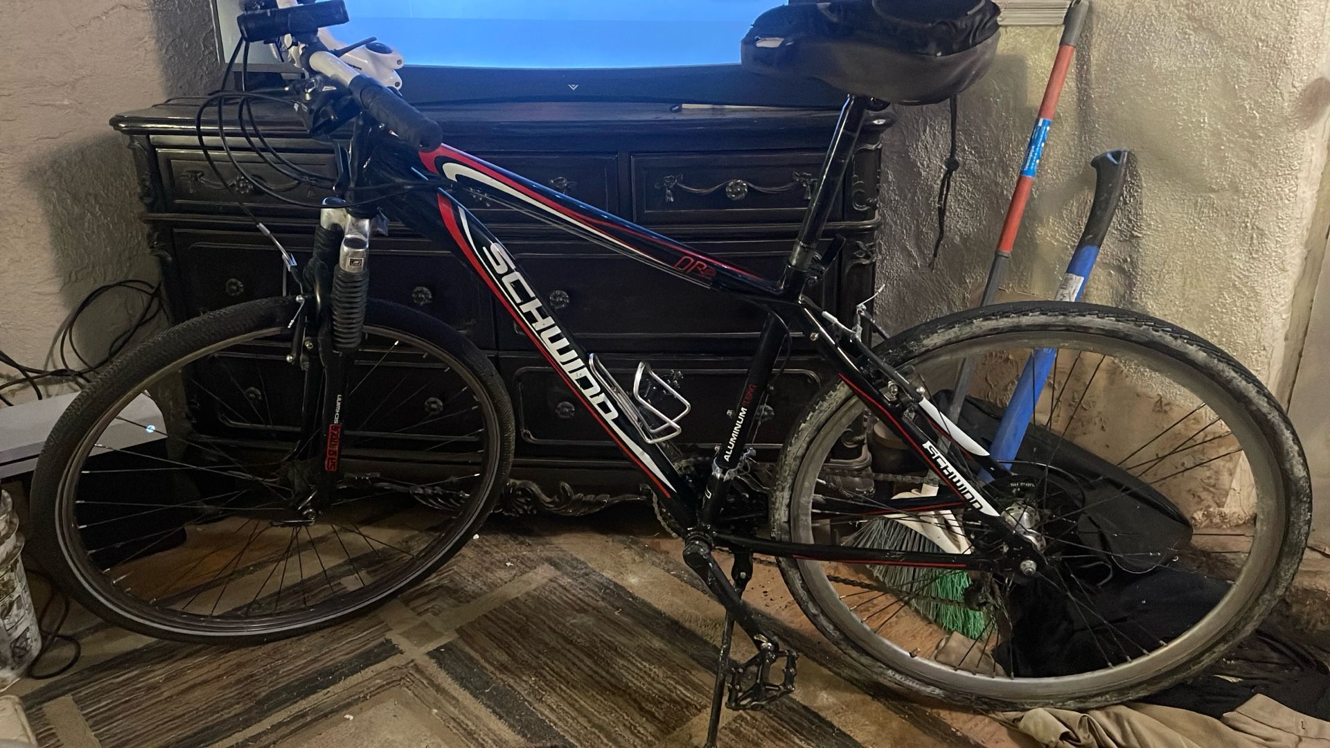 Schwinn OR2 Men’s Hybrid Bike: Featuring 18 Inch Lightweight, Aluminum Frame And 700C Alloy Wheels