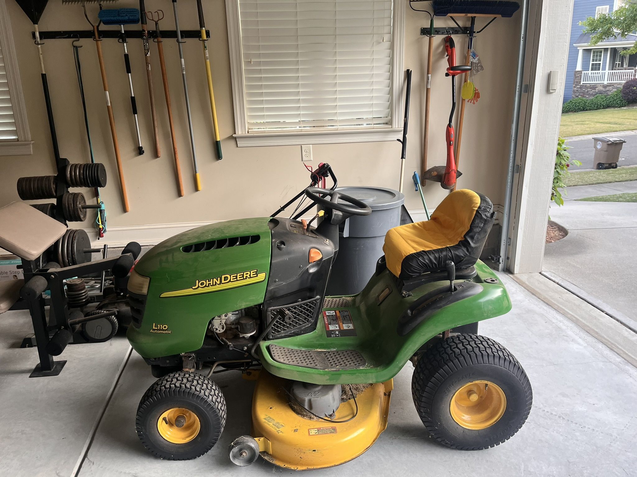 John Deere Lawnmower - L110 Automatic 