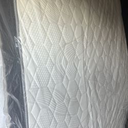 Queen mattress - Like New 
