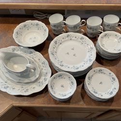 NEW.  44 Pc Place Setting , Service For 8