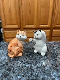 Ceramic Vintage Cat Salt And Pepper Shakers. Size approximately tallest 3 1/2 inches tall. Pre-owned good condition display only.