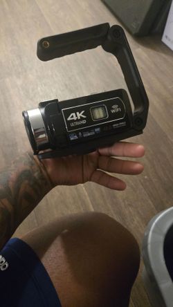 VIDEO CAMERA 4K/WIFI LIKE NEW 2 BATTERIES/CHARGER INCLUDED $80******