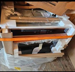 WHIRLPOOL STAINLESS STEEL WALL OVEN.....30 INCHES WIDE.....NEW......$ 900