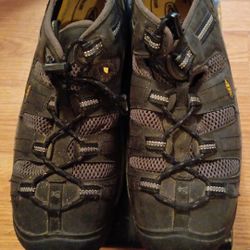 KEEN - low top, elastic laced steel toe shoes