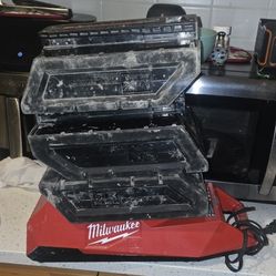 Vendo 3 Baterias Milwaukee Xc406 Y Un Cargador Por 1000 Estan En Exelente Estado 