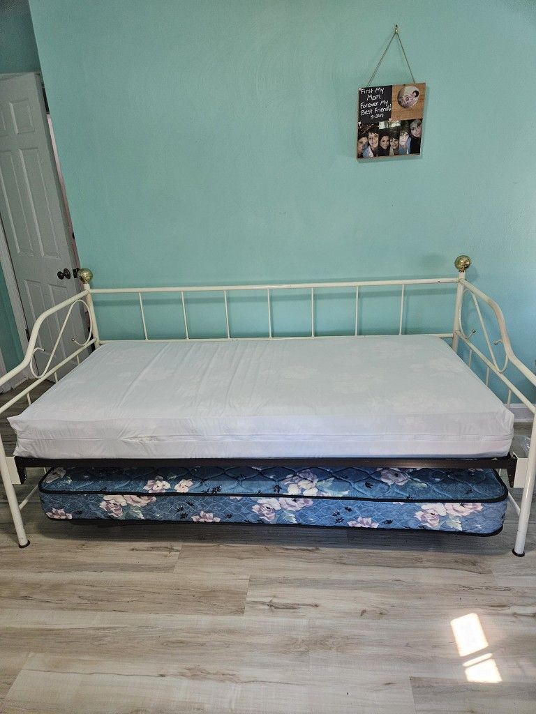 Metal Daybed With Trundle Comes With Everything