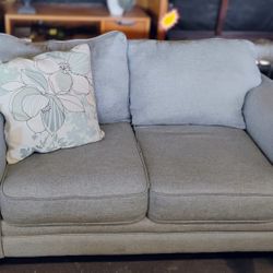 Loveseat (price reduced)
