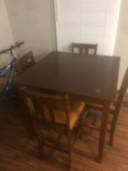 Im Selling Table With 4 Chairs Very Good Condition..is Tall...very Clean Free Of Any Bugs..