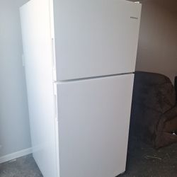 WHIRLPOOL,  APARTMENT REFRIGERATOR. (DELIVERED)