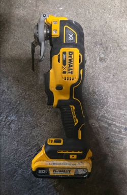 DEWALT 20V MAX XR BRUSHLESS 3 SPEED OSCILLATING MULTI TOOL WITH BATTERY