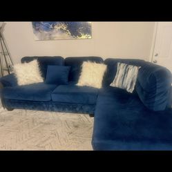 Blue living room set with pillows great condition