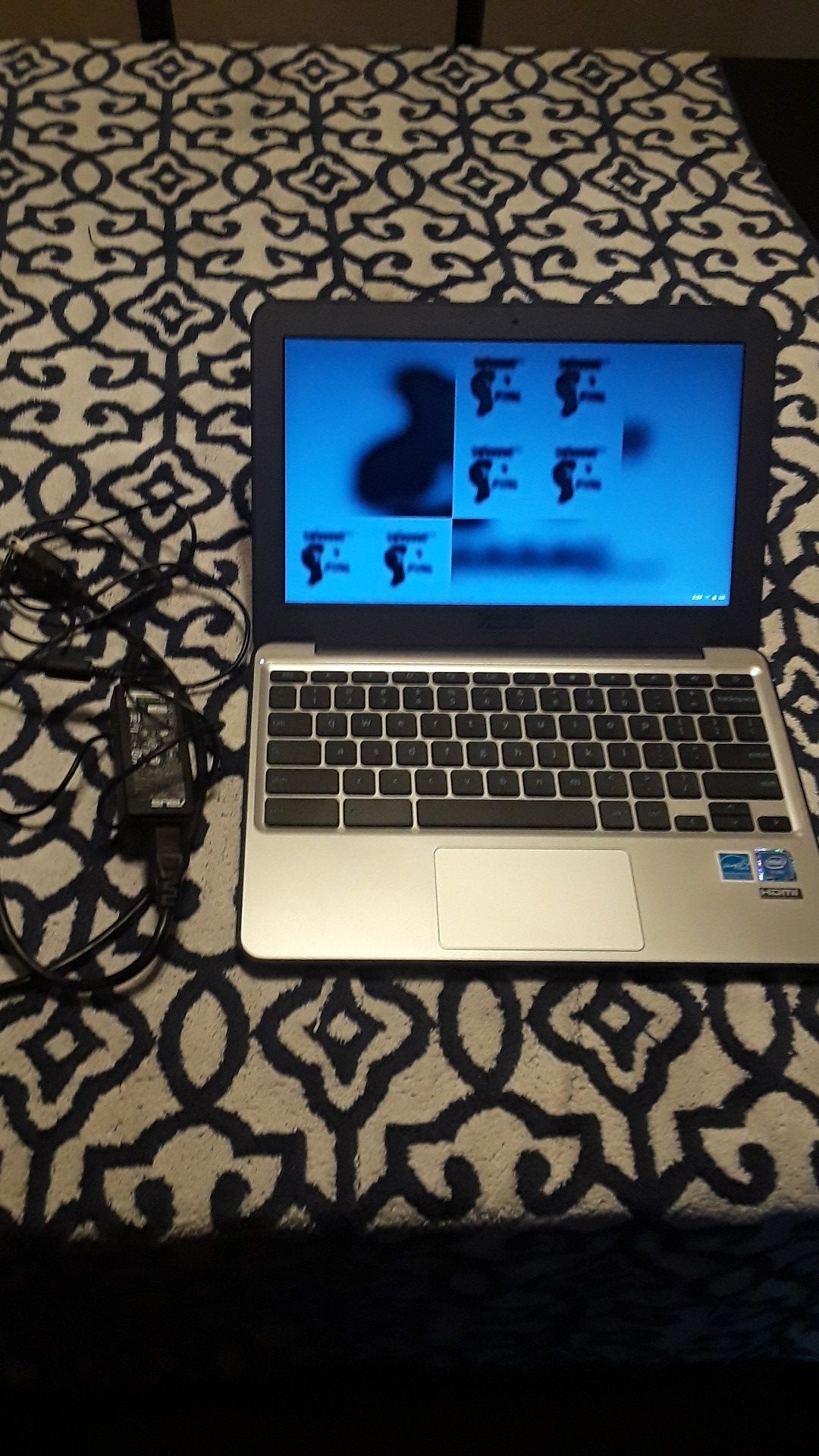Asus Chromebook Laptop w/charger