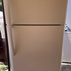 Frigidaire Top- Freezer Refrigerator (Brand New )