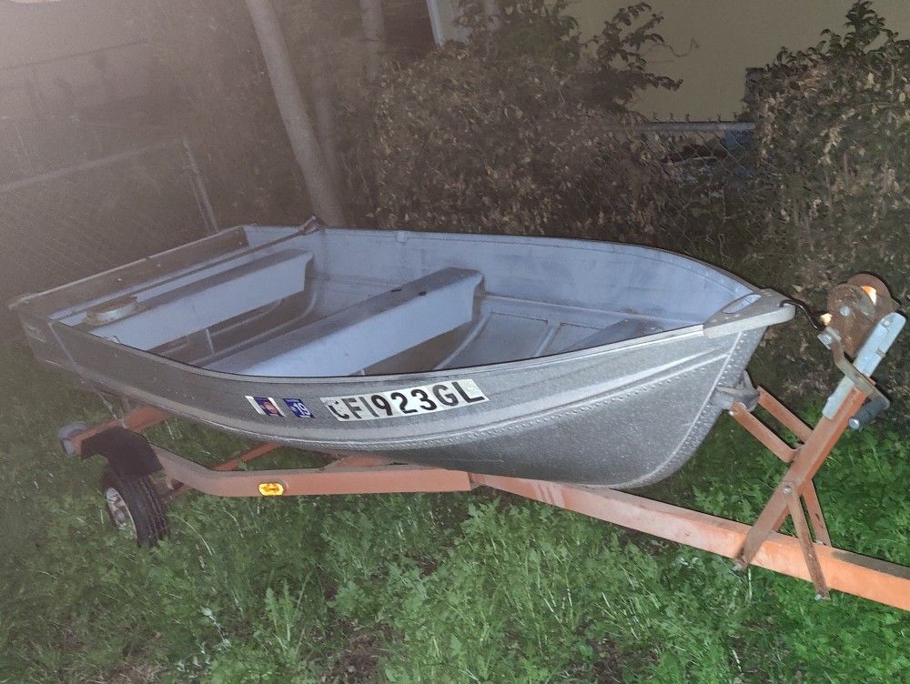 10 Ft - Aluminum Boat (Smoker Craft)As Is