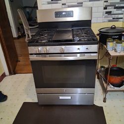 GENERAL ELECTRIC GAS STOVE AND FRIDGIDAIRE REFRIGERATOR 