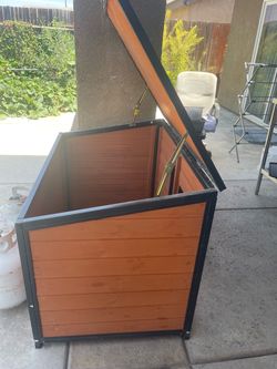Retriever Lodge-Style Outdoor Wooden Dog House with Steel Frame