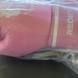 New training boxing gloves they weigh 6 ounce