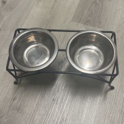 Plates and base to put cat food