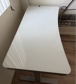 Automatic/electric standing desk (27-45”)