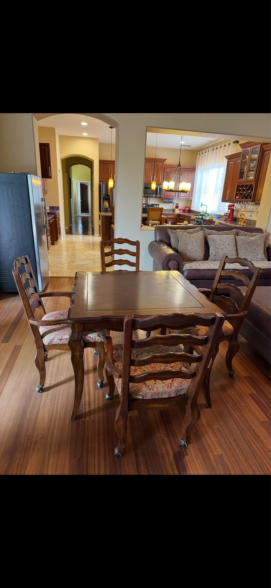 Table with Four hairs for Kitchen and Fun.