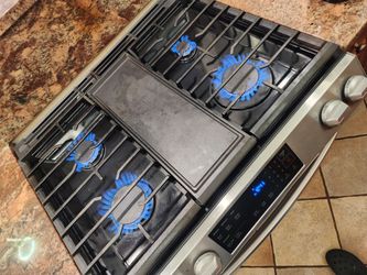Samsung 30" Slide-In Gas Range with Convection - Excellent Working Condition
