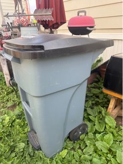 Rubbermaid Commercial Products 50 gal Brute Recycling Rollout Container