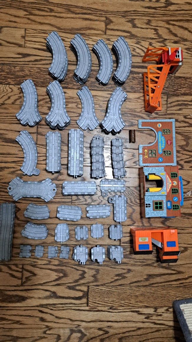 Thomas And Friends Take N Play Track Set Plus 3 Buildings (143 Total Pieces)