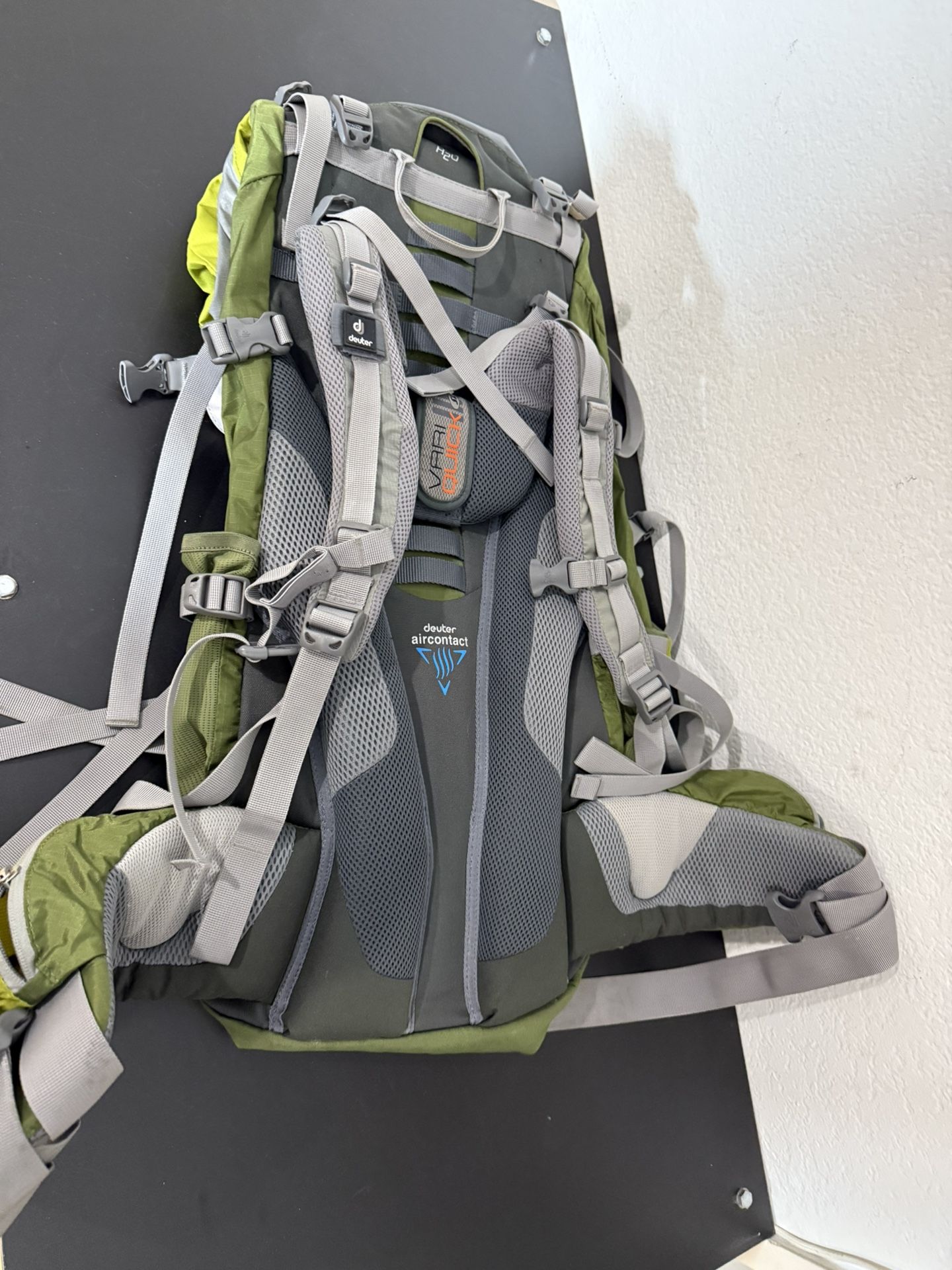 Deuter Act Lite 60+10 Sl Hiking / Camping / Traveling Backpack