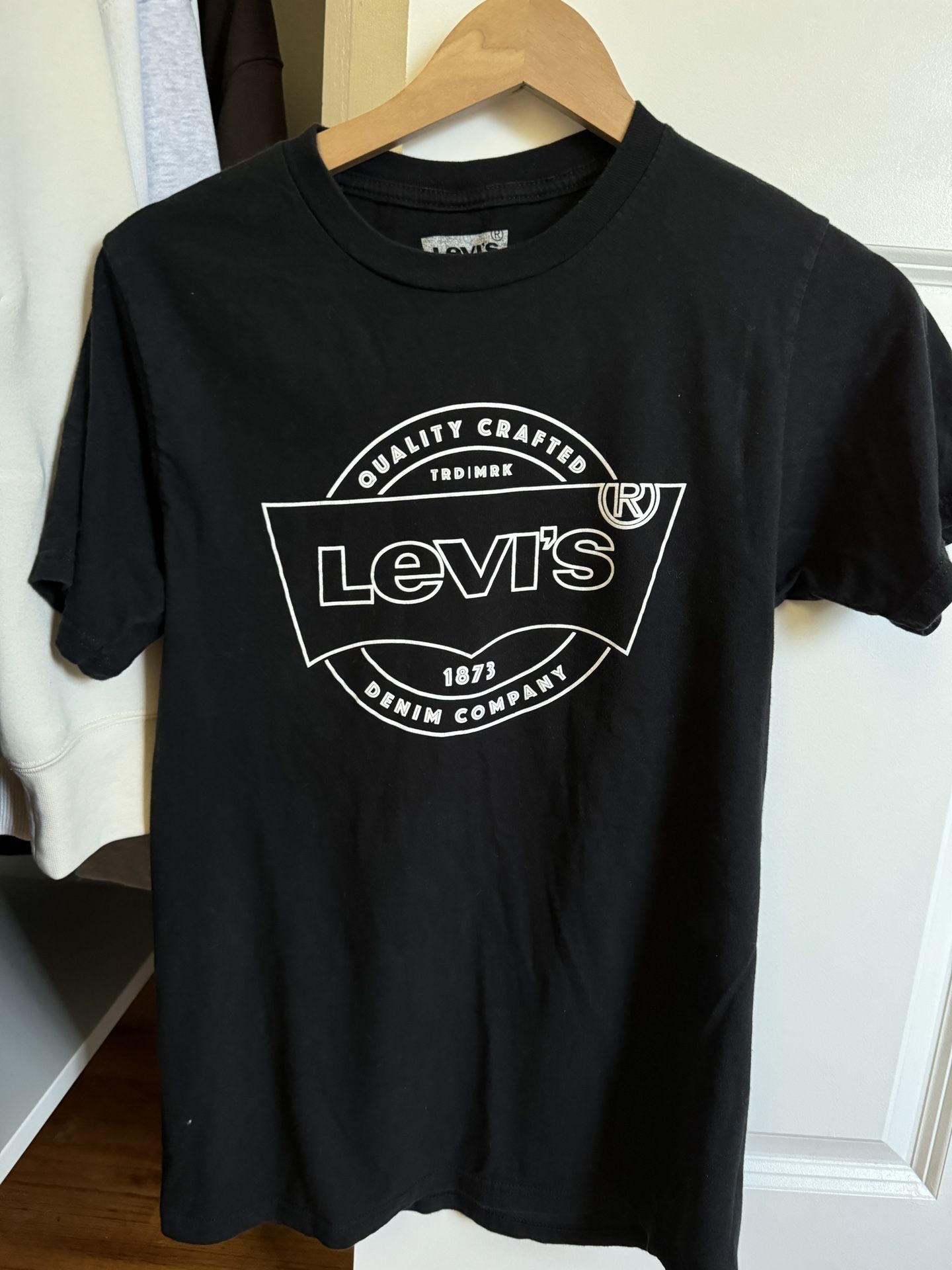 Black shirt Levi’s S