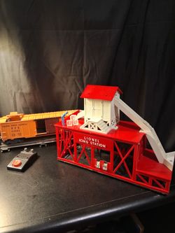 LIONEL ICING STATION WITH CONTROLER AND PFE  AR AND TRACK AND 9 IVE CUBES TOTAL AND 5 ARE MOVEABLE