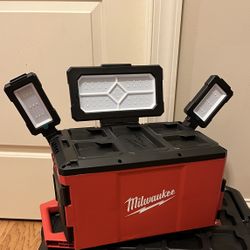 Milwaukee M18 18-Volt PACKOUT 3000 Lumens LED Light with Built-In Charger