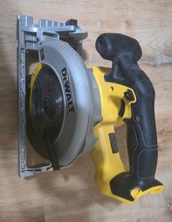 DeWalt 20V MAX cordless circular saw with charger and battery