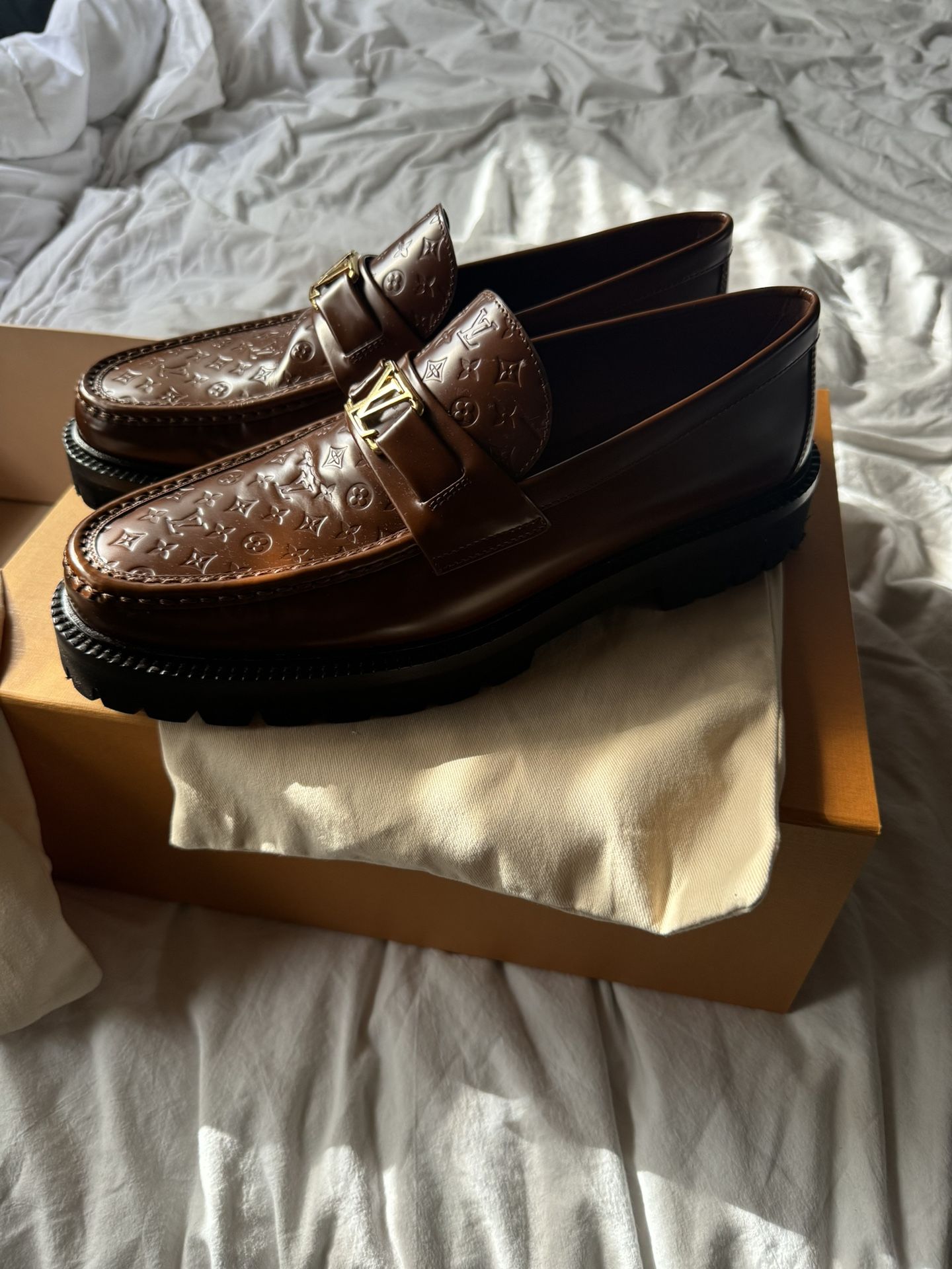 louis vuitton men's dress shoes Varenne Richelieu Black. Size 09.0 This classic yet modern elegant business shoe features round leather laces and a full rubber outsole for resistance to slips and wear Used Louis Vuitton Mens Casual