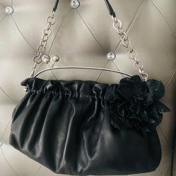 Mania Made in Italy Soft Black Leather Signature Clutch Rare. Pre-ownedd in very good condition. Very soft leather, metal kiss luck. Medium size:14”-1