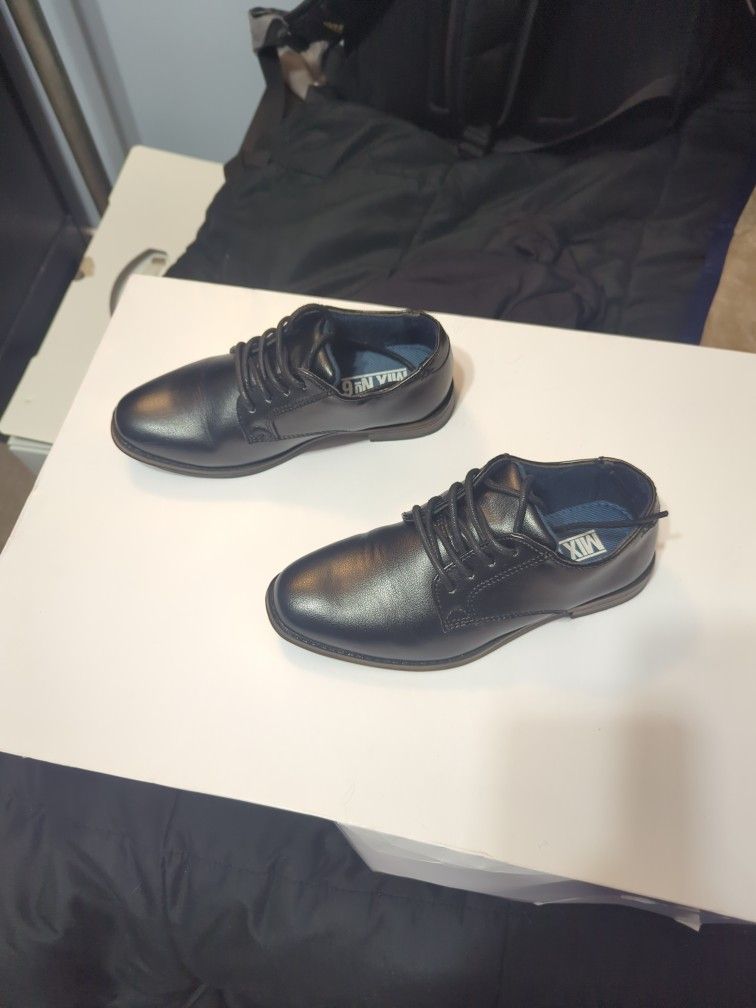 Boys Black Dress Shoes ((Size 2)