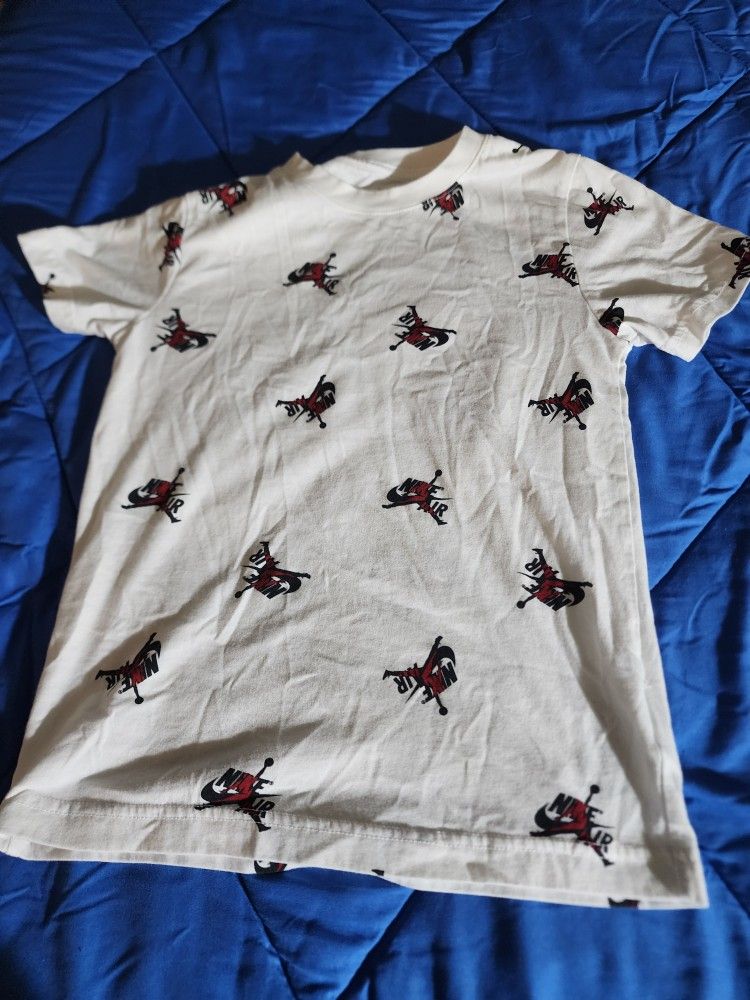 Boys nike shirt in good condition size S